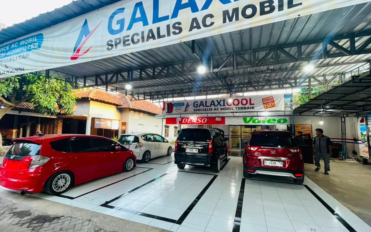 Proses pengerjaan AC mobil di bengkel Galaxi Cool